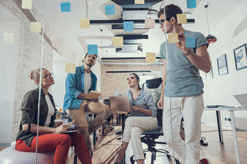 桃李芳菲梨花笑谁作的词 桃李芳菲梨花笑歌名